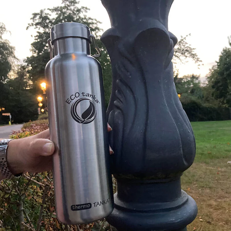 0,8l thermoTANKA™ isolierende Edelstahl Thermoflasche mit Edelstahl-Wave-Verschluss