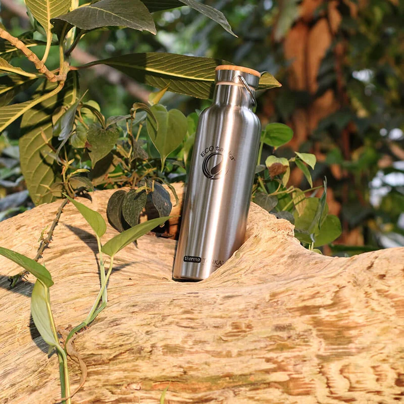 0,8l thermoTANKA™ isolierende Edelstahl Thermoflasche mit Edelstahl-Bambus-Verschluss