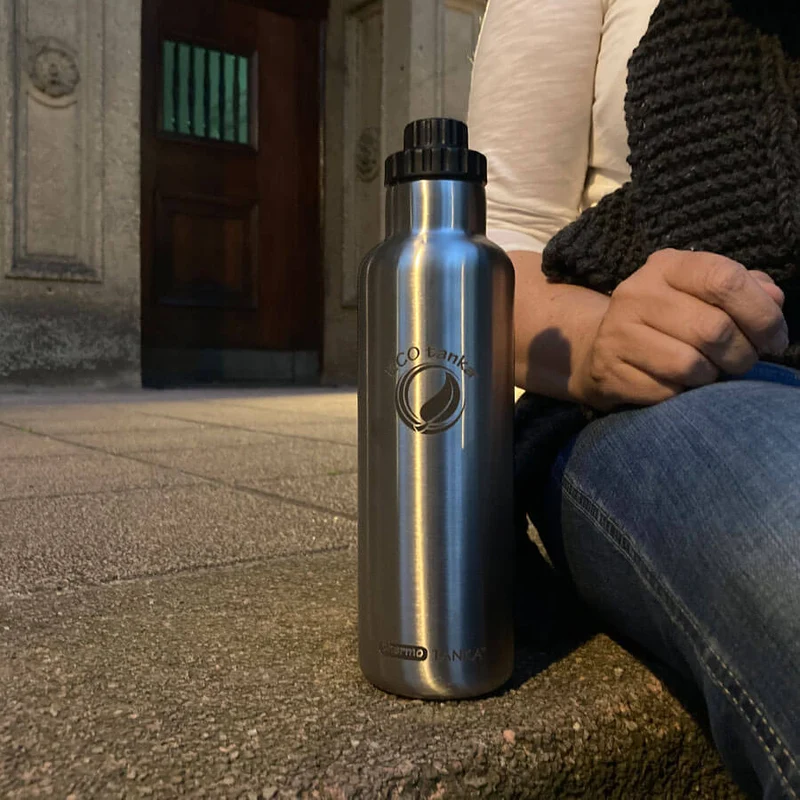 0,8l thermoTANKA™ isolierende Edelstahl Thermoflasche mit Reduzier-Verschluss