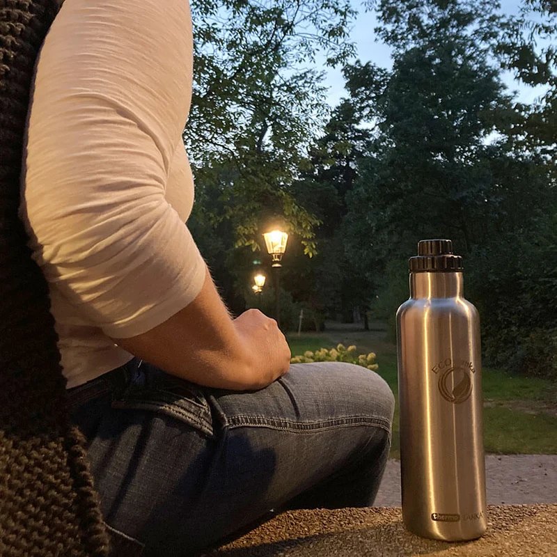 0,8l thermoTANKA™ isolierende Edelstahl Thermoflasche mit Reduzier-Verschluss