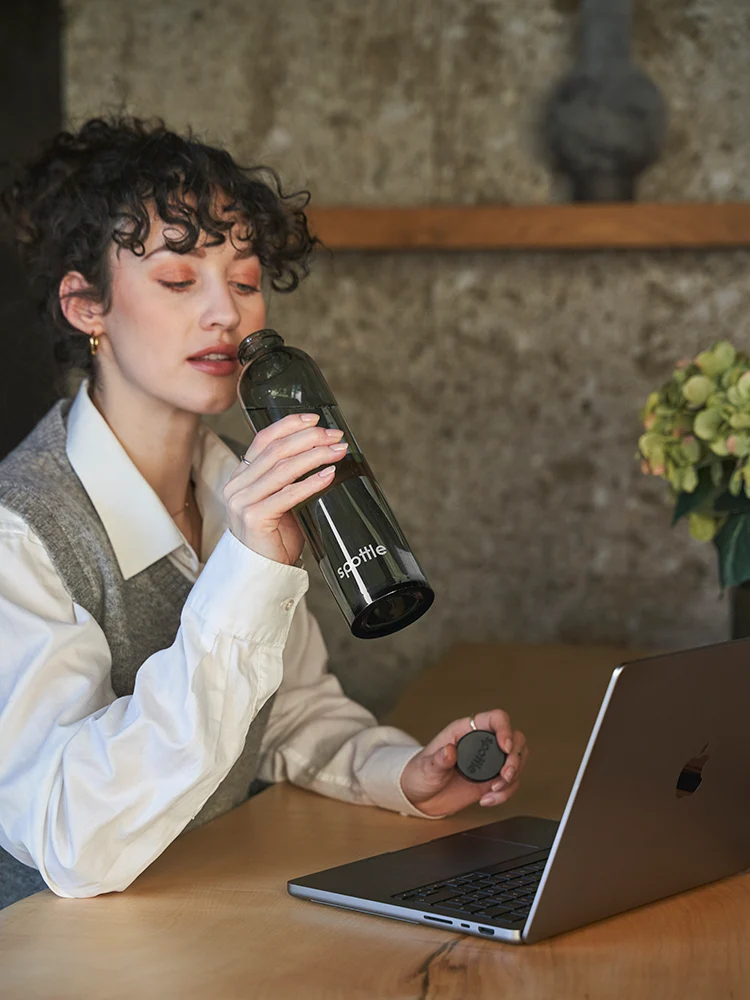 Schwarze Trinkflasche Glas mit Neoprenhülle – 750 ml