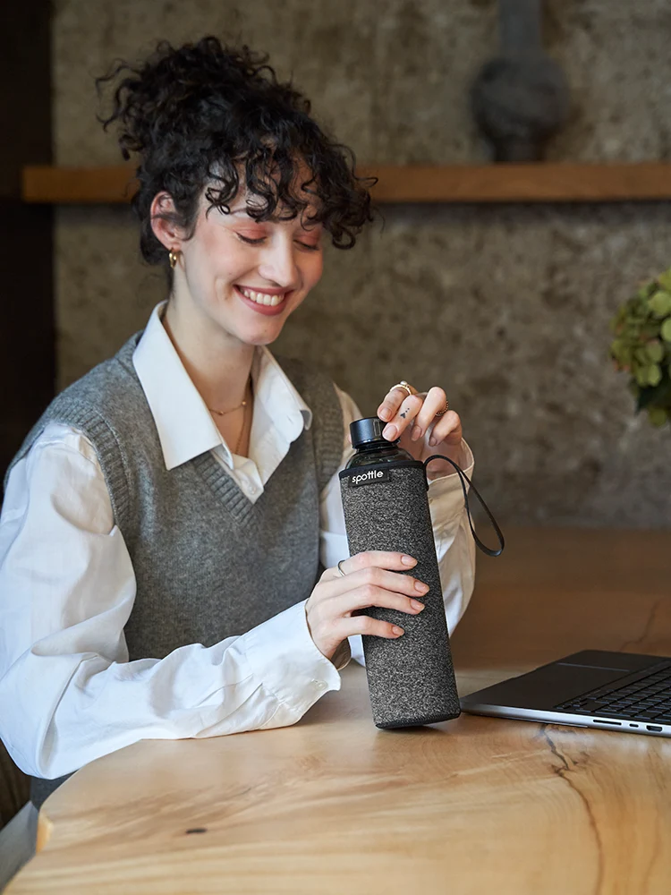 Schwarze Trinkflasche Glas mit Neoprenhülle – 500 ml