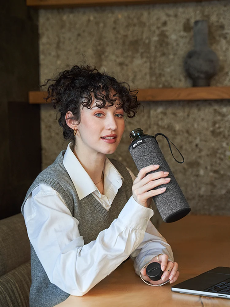 Schwarze Trinkflasche Glas mit Neoprenhülle – 500 ml