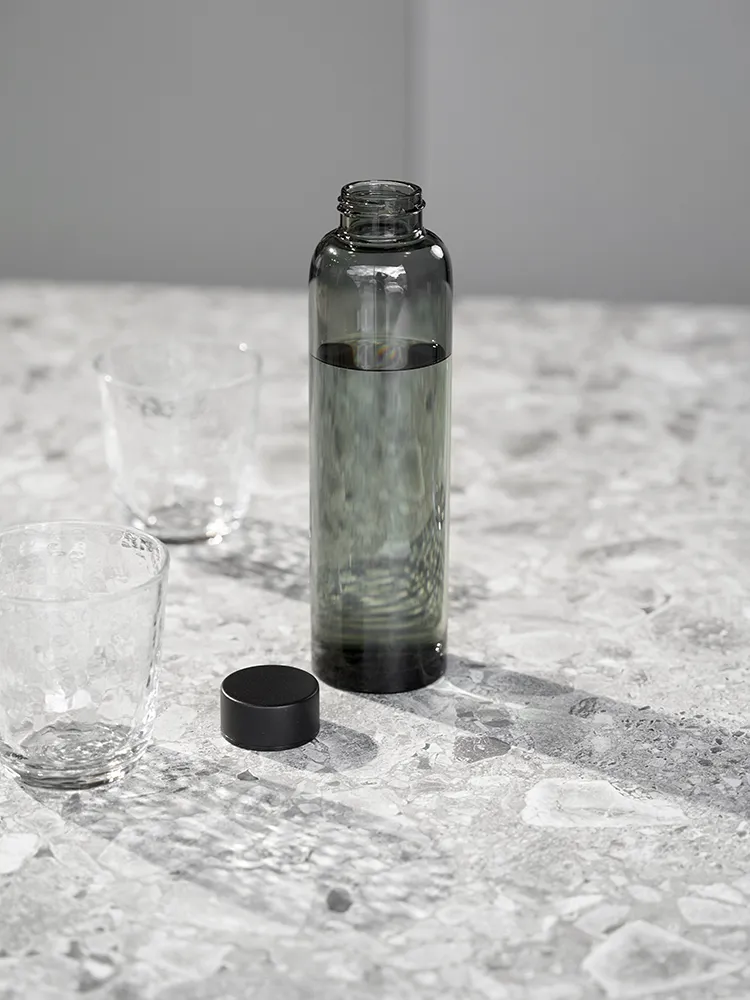 Schwarze Trinkflasche aus Glas – 750 ml