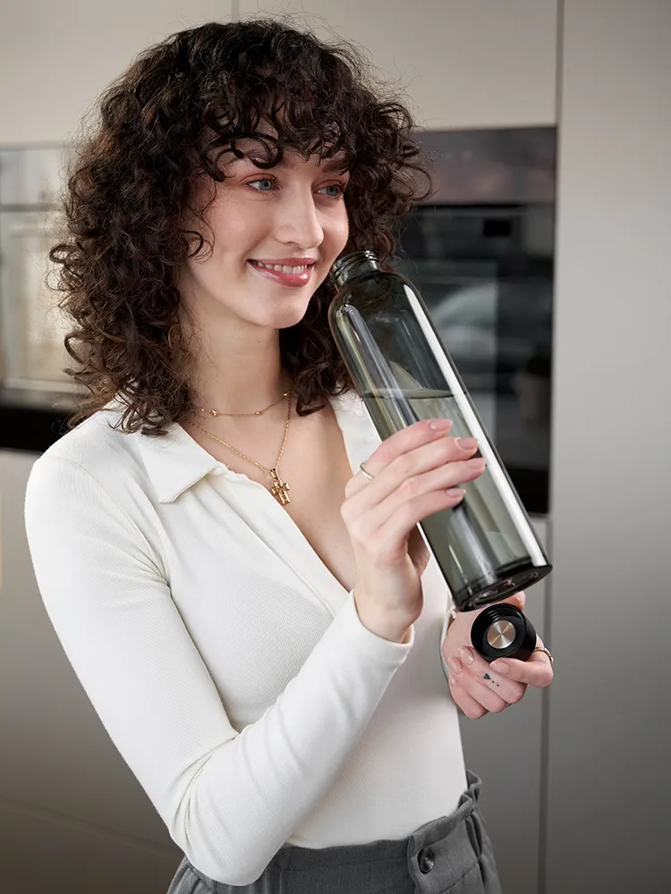 Schwarze Trinkflasche aus Glas – 500 ml