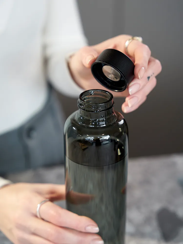 Schwarze Trinkflasche aus Glas – 500 ml
