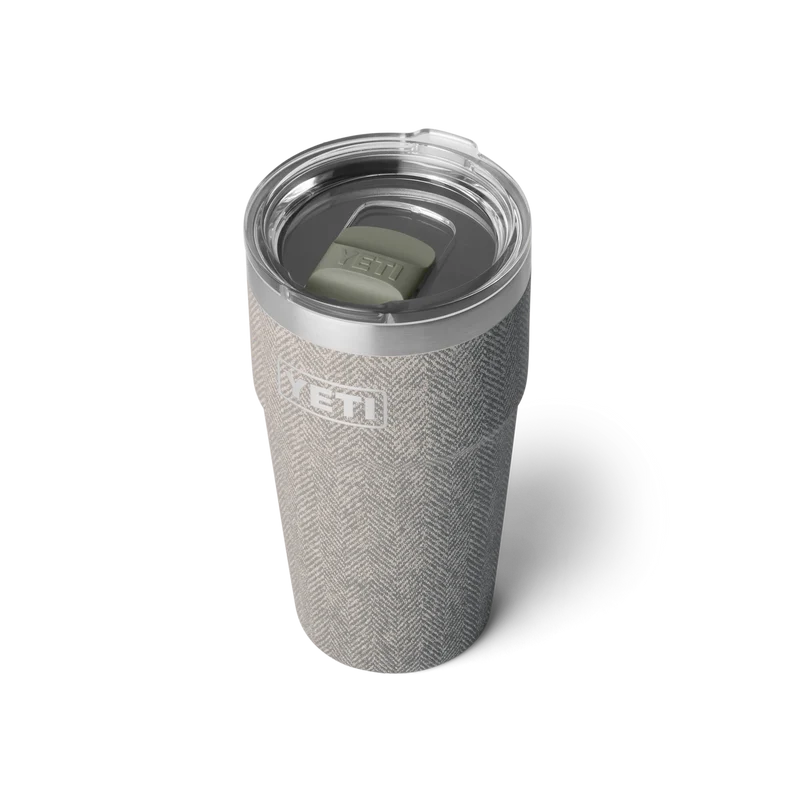 RAMBLER 20 OZ STACKABLE CUP Stapelbarer Becher RIVERHEAD GREEN
