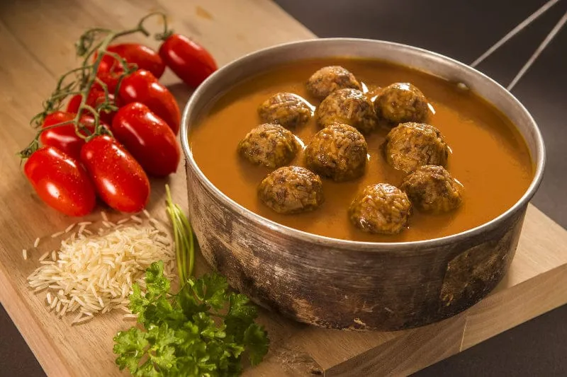 Adventure Menu - Hackbällchen mit Basmatireis und Tomatensauce
