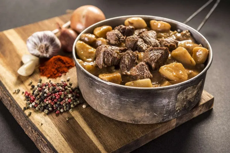 Adventure Menu - Rindergulasch mit gekochten Kartoffeln