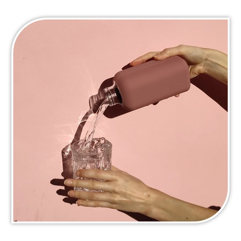 beVIVID Heroine – quadratische Glas-Trinkflasche