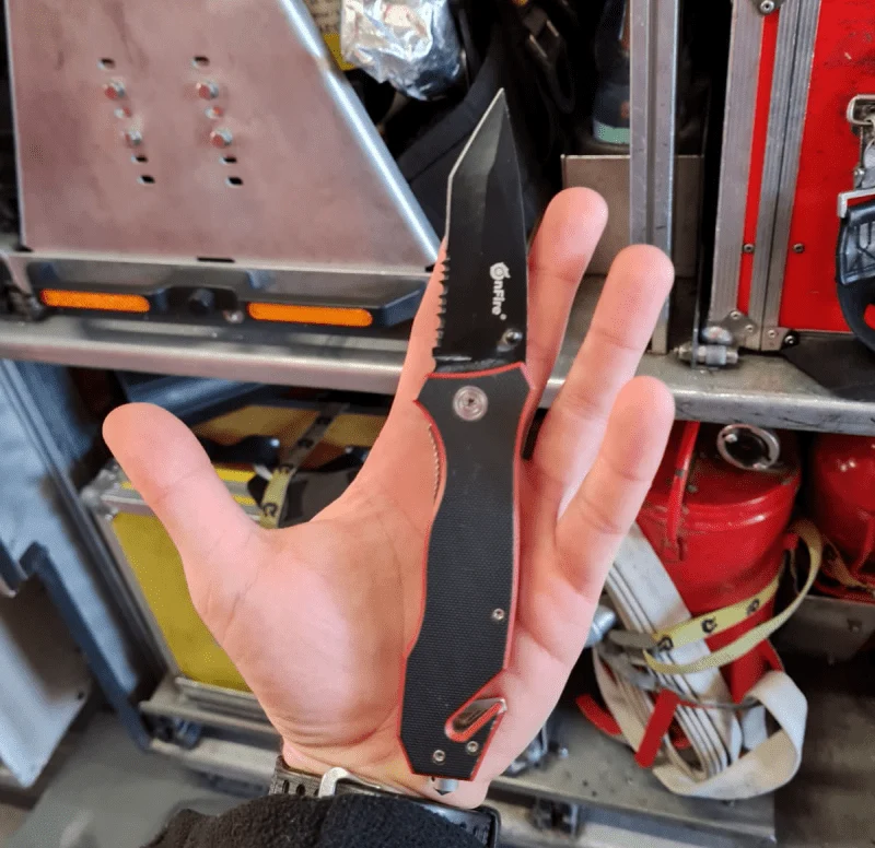 Rettungsmesser RED LINE mit teilweiser Sägeverzahnung mit Holster
