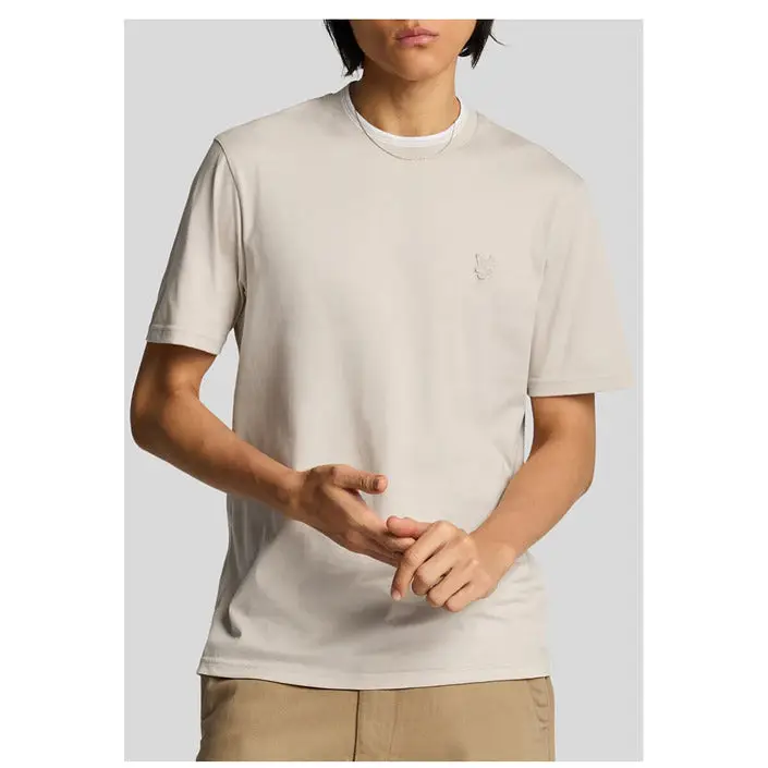 Braunes Kurzarm-T-Shirt mit weiß gestreiftem Kragen