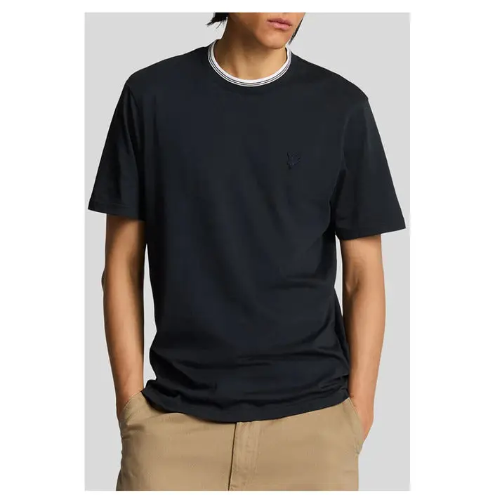 Braunes Kurzarm-T-Shirt mit weiß gestreiftem Kragen