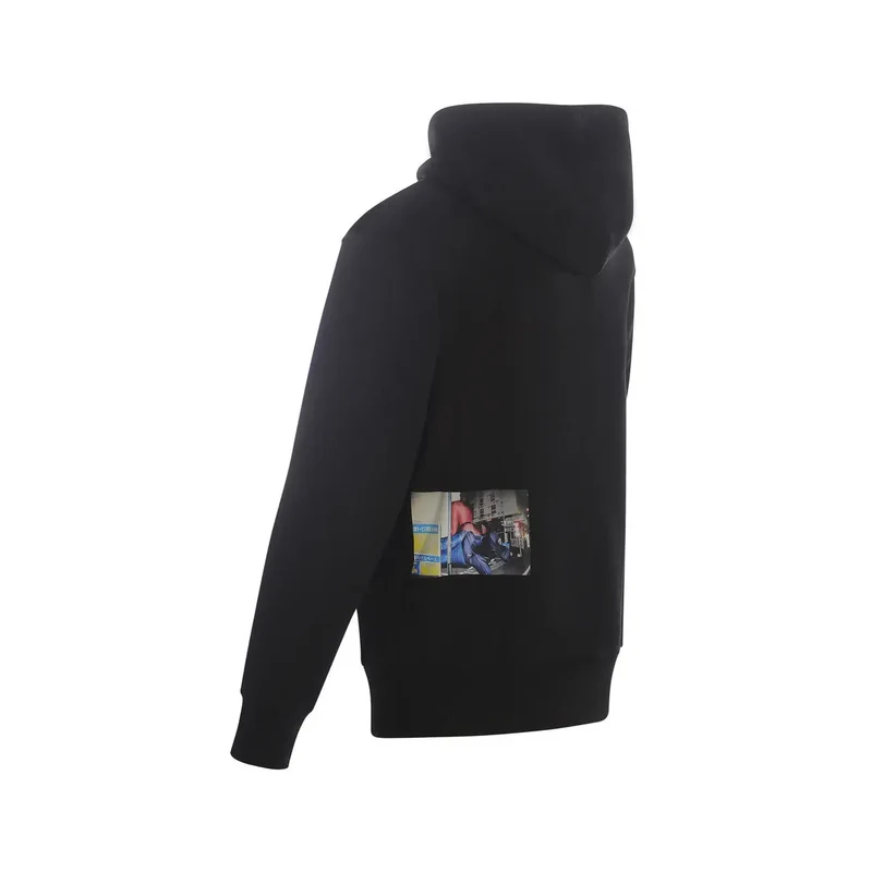 Schwarzes Sweatshirt mit Kapuze und Grafikdrucken